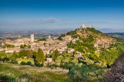 Un suggestivo scorcio panoramico su Assisi e la Rocca Maggiore. Questa fortezza medievale edificata nel 1173 venne ricostruita nel 1356 su iniziativa del cardinale Egidio Albornoz incaricato ...