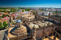 Veduta panoramica di Siviglia d'estate, con le sue linee orientaleggianti e i suoi dettagli rinascimentali e barocchi - © Botond Horvath / Shutterstock.com