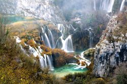Vista panoramica dei laghi di Plitvice, Croazia - Osservato dall'alto il Parco Nazionale di Plitvice si presenta come un nastro azzurro che si snoda tra una cornice di foresta verde con ...