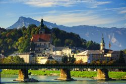 Vista della riva nord del fiume Salzach che attraversa Salisburgo. Il Salzach confluisce nell'Inn il quale va ad alimentare il bel Danubio - © Josef78 / Shutterstock.com