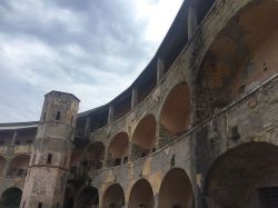 Scorcio della tripla campata delle celle nel carcere Borbonico di santo Stefano nel Lazio - © Fiumerosso, CC BY-SA 4.0, Wikipedia