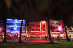Vita notturna sul lungomare di Miami Beach, Florida: su Ocean Drive inizia la serata di Miami Beach, prima di spostarsi nella zona di Washington Avenue, dove si concentrano le più importanti ...