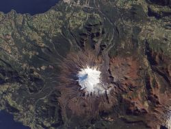 Il Volcan Villarrica visto da satellite, si notano le nevi che ricoprono la cima del grande stratovulcano, alto quasi 2.850 metri e le rive del Lago Villarica dove si trova Pucon. Ci troviamo ...