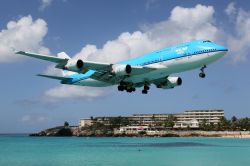 Un volo intercontinentale KLM in atterraggio a Sint Maarten, sull'unico aeroporto dell'isola di Saint-Martin - © Markus Mainka / Shutterstock.com