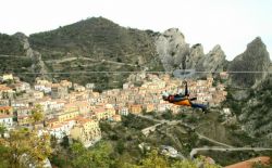 Il volo dell'Angelo a Castelmezzano, il borgo spettacolare della Basilicata, a circa 1000 metri di altitudine tra le Dolomiti Lucane. La discesa è percorribile nei due sensi, e collega ...