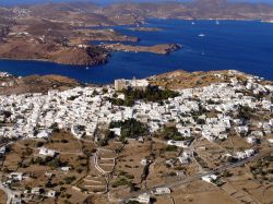 Volo panoramico sull'isola di Patmos in Grecia. In primo piano le bianche case della Chora, il magico centro storico di questa isola del Dodecaneso - © airphoto.gr / Shutterstock.com ...