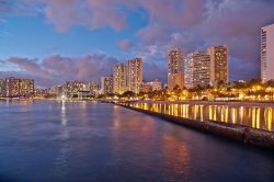 Waikiki Beach, Honolulu - Tutti i turisti che vengono in vancanza sull'isola di Oahu, alle Hawaii, trrascorrono qualche ora in questo luogo incantevole, famoso per chi pratica sport com ...