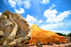 Wat Lokayasutharam Ayutthaya, Thailandia: la grande statua del Budda reclinato - © kenjito / Shutterstock.com