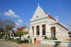 Veduta del Wat Supattanaram a Ubon Ratchathani  - In contrasto con il blu intenso del cielo, la facciata bianca del tempio Wat Supattanaram costruito lungo il fiume Mae Nam Mun risalta ...