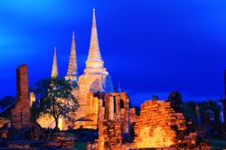 La magia notturna del complesso di Wat Phra Sri Sanphet ad Ayutthaya in Tailandia - © SantiPhotoSS / Shutterstock.com
