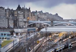 La Waverley Station ed il North Bridge a Edimburgo. Sullo sfondo il profilo dell'Edinburgh Castle - © Brendan Howard / Shutterstock.com