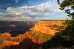 West Rim Drive: è la strada panoramica che costeggia il bordo sud-occidentale del Grand Canyon. Qui ci troviamo a Pima Point, e stiamo ammirando un caldo tramonto sulle rocce del Grand ...