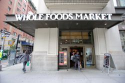 Whole Foods Market di Manhattan a New York, Stati Uniti. Un negozio della catena alimentare texana nel distretto newyorkese di Manhattan 161196926