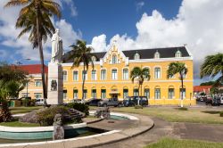 Willemstad, un edificio del quartiere di Punda a Curacao, fotografato durante le feste di Natale - © Gail Johnson / Shutterstock.com