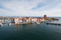 Willemstad la colorata capitale dell'isola di Curacao - © Hank Shiffmanr / Shutterstock.com