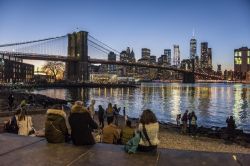 Il Brooklyn Bridge Park di new York in inverno (USA). E' situato sul lungofiume di Brooklyn sotto il ponte, di fronte alla punta meridionale di Manhattan: si tratta di un piccolo parco che ...