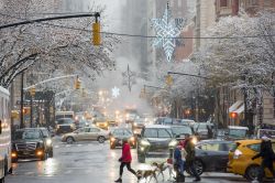 Un suggestivo scorcio invernale di Madison Avenue, New York (USA). Sin dagli anni '20 del 1900 questa strada è sinonimo dell'industria della pubblicità perchè vi ...