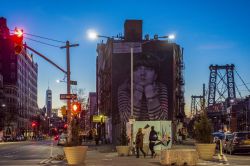 Uno scorcio del quartiere di Williamsburg a Brooklyn, USA. Molte fabbriche riconvertite sono decorate da murales  - © Julienne Schaer NYC Company