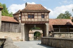Wurzburger Tor, Rothenburg ob der Tauber - Un'altra delle tante porte che caratterizzano la città di Rothenburg che rientra nell'itinerario di 341 km che da Fussen, nelle Alpi, ...