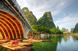 Yangshuo si trova vicino a Guilin Cina, lungo il percorso del Fiume Li - © Christopher Meder / Shutterstock.com