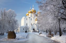 Cattedrale dell'Assunzione a Yaroslavl, Russia - Un soffice manto di neve ricopre la cattedrale dell'Assunzione, maestoso edificio religioso di questa città che si trova 300 km ...