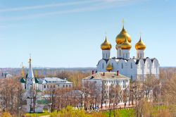 Architetture religiose a Yaroslavl, Russia - A testimoniare la grande storia politica e religiosa della città è un immenso patrimonio architettonico dallo stile originale costituito ...