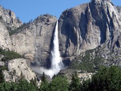 Le Yosemite falls sono tra le cascate piu alte del mondo, anche se hanno un carattere stagionale, e in estate rimangono senza'acqua - © Matej Hudovernik / Shutterstock.com