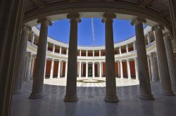 L'atrio dello Zappeion megaron di  Atene (Grecia). La costruzione neocalssica, opera di Teofilo Hansen venne inaugurata nel 1888 ed impiegata nelle prime olimpiadi della storia moderna, ...