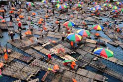 Zattere di Bambù sul fiume Li a Guilin, in occasione della festa del 1 ottobre - © Hung Chung Chih / Shutterstock.com