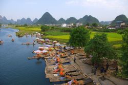 Zattere sul fiume a Guilin, tra i paesaggi carsici della Cina meridionale - © feiyuezhangjie / Shutterstock.com