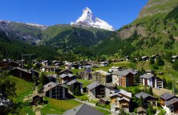 Zermatt: il magnifico panorama della città con il monte Cervino (Matterhorn) la montagna più fotografata della Svizzera - © Glowonconcept / Shutterstock.com