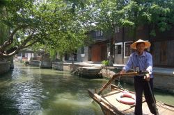 Zhouzhuang Cina, barca in navigazione sul fiume