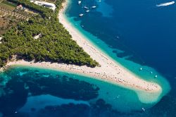 Zlatni Rat, il corno d'oro, la spiaggia più famosa di Brac, della Dalmazia e forse dell'intero Adriatico. Si trova nella grande isola di Brazza (Brac) in Croazia, la più ...
