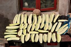 Zucchine messe ad essiccare davanti ad una abitazione di Zhouzhuang in Cina