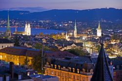 Dopo il tramonto Zurigo diventa misteriosa e affascinante, ma anche frizzante, piena di luci e divertimenti - © elxeneize / Shutterstock.com