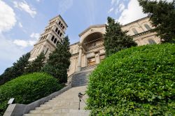 La chiesa cattolica Liebfrauen di Zurigo fu completata nel 1893, secondo lo stile delle antiche basiliche cristiane, corredata di una torre simile ai campanil romanici. Oggi sorge ...