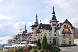 Il Grand Hotel Dolder di Zurigo è un angolo di paradiso a 5 stelle, costruito nel 1899 sulla collina di Adlisberg, dotato di 173 alloggi (comprese diverse suite), due ristoranti, 13 sale ...