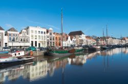 Zwolle, Olanda: le barche e le case riflesse in un canale della città dei Paesi Bassi - © hans engbers / Shutterstock.com