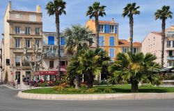 La città di Bandol in primavera, Francia. Temperature sempre miti e precipitazioni quasi assenti rendono il clima di questa località al sud della Francia incantevole durante tutto ...