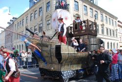 A maggio il carnevale impazza per le strade di Aalborg in Danimarca - © Drevs / Shutterstock.com