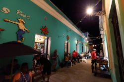 A passeggio in una stradina della vecchia San Juan a Porto Rico. Qui si possono trovare musica, cuina tipica e divertimenti anche a tarda notte - © ClS / Shutterstock.com