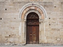 La porta d'ingresso della chiesa di San Michele Arcangelo a Bevagna, Umbria, Italia. Costruito dai maestri Binello e Rodolfo, questo edificio religioso risale alla fine del XII° secolo. ...