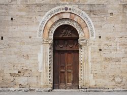 La porta d'ingresso della chiesa di San Michele ...