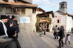 A spasso per il centro storico di Rango (Trentino Alto Adige) durante il Natale - © Andrea Izzotti / Shutterstock.com