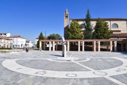 Abano Terme, Padova (Veneto): l'orologio solare nella piazza della città - © Okunin / Shutterstock.com