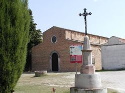 L'Abbazia Benedettina di Santa Maria del Lago appena fuori dal centro cittadino di Moscufo