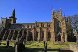 Una bella veduta panoramica sull'abbazia del XIII° secolo a Dunfermline, Scozia, UK.


