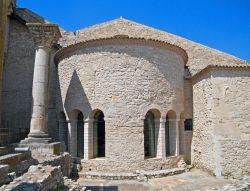 L'abbazia della Santissima Trinità di Venosa, Basilicata. Qui si trovano tracce ereditate da Romani, Longobardi e Normanni.



