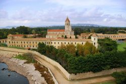 L'abbazia di Lerino sull'isola di Saint-Honorat, Francia. Situata di fronte a Cannes, in Provenza, questa abbazia medievale ha origini che risalgono al IV° secolo anche se venne ...