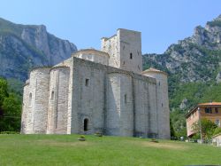 La solitaria Abbazia di San Vittore vicino a Frasassi, comune di Genga (Marche) - © Massimo Roselli - CC BY-SA 2.5 - Wikimedia Commons.